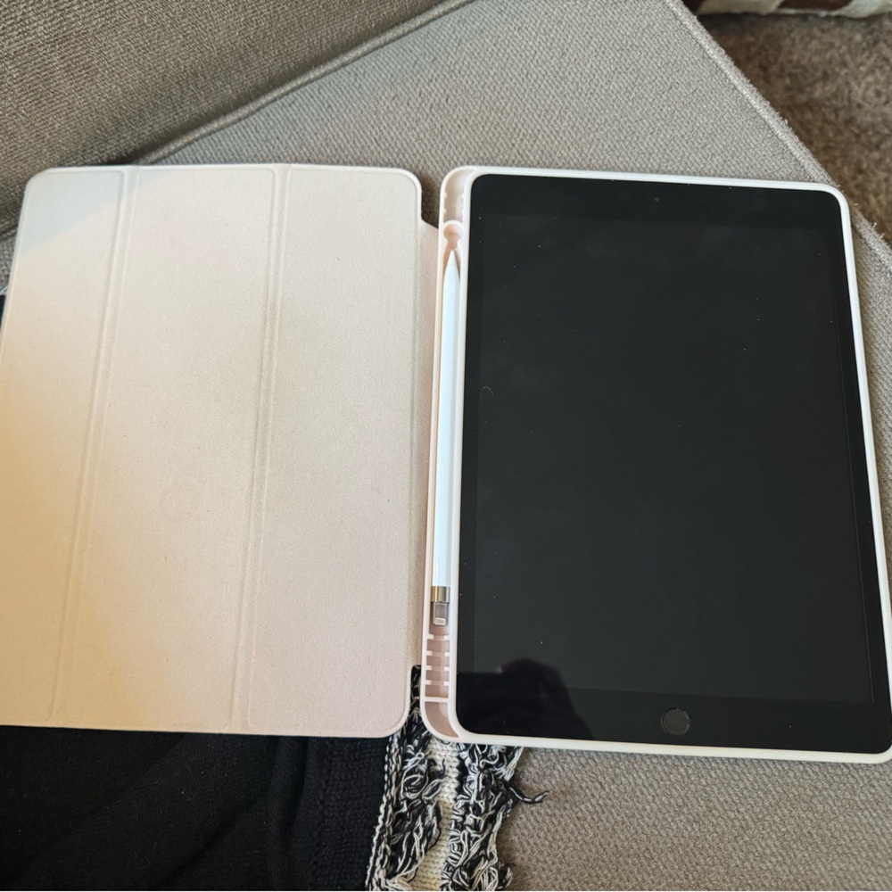 Apple iPad with 128GB Storage in Black with Brand new Apple Pencil